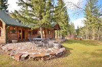 Top Rated Charming MT Cabin w Hot Tub, 10min Dwtn, MSU, 1hr Big Sky/Yellowstone - Feriehus