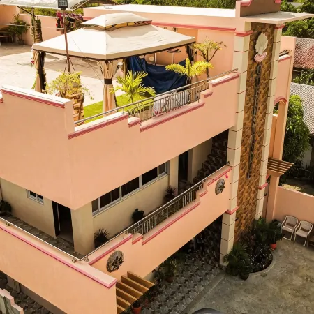 Queenslander Hotel and Restaurant