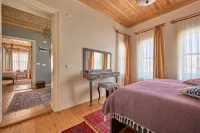 Nostalgic & Comfortable Historical Home! Hotels in 