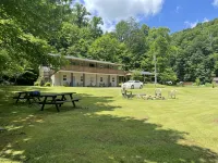 Beautiful 4 unit lodge w/ Hot tub, WiFi, fire pits &  pavilion area with grills Hotels in Powell County