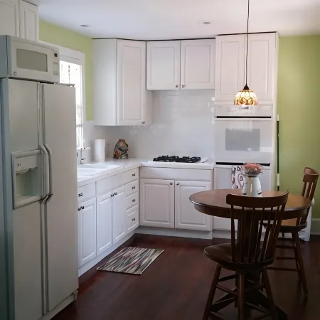 Cozy Retreat. 1 Bedroom House, Welcome!May 1st -Nov 1st Internet & Wifi