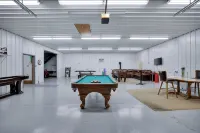 Paradise Pocono - Ultimate Arcade, Salt Pool and Hot Tub - Sleeps 14