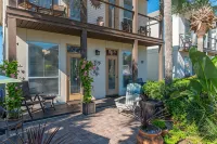 "Seaside Bliss: Waterfront Villa Just Steps from the Beach" - فلل