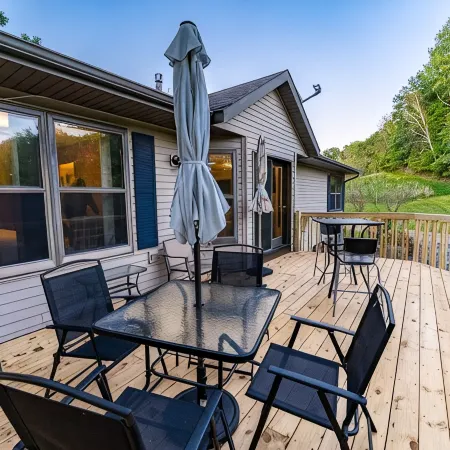 Driftless Area Country House: large deck, spring fed creek, Amish area