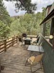 Enjoy a Cozy Cabin Near the Lake! Sleeps 8,  4 Beds.