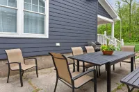 Beach House Lake Shore Road steps to Miller Beach access. 4 bedrm4 bathroom