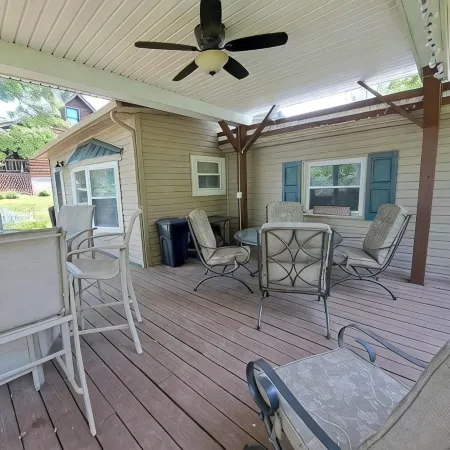 Lake Front Cabin on Seneca Lake.  Come Play in the Lake.Sleeps 8, 5 Beds