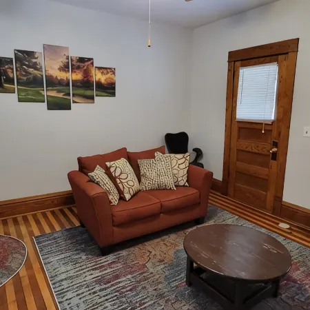 Point Central! - Bright, Simple Downtown Apartment