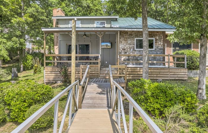 No Steps, Game Room, Canoe & Kayaks, Dock, All Paved Roads! 10 Min to 2 Marinas!