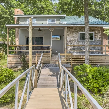 No Steps, Game Room, Canoe & Kayaks, Dock, All Paved Roads! 10 Min to 2 Marinas!