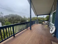 Bright Coastal Escape. Large Private Deck. Pets Welcome. Walk to Beach & Nature - Wifi