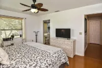 Burnt Store Isles Golf Home, W/Hot Tub/King Bed/Fast WIFI/Unbeatable Location - 3 ดาว