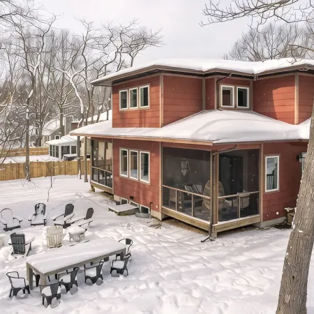 NEW Artistic Modern Cottage/SCREENED Porch/Fire Pit/ Giant Theater/Game RM