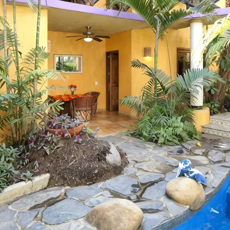 Villas del Rio: 2BR/2BA with dipping pool 1 block from the beach.