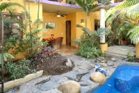 Villas del Rio: 2BR/2BA with dipping pool 1 block from the beach.