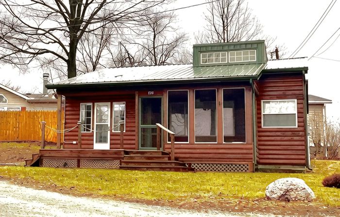 Cozy Sylvan Lake Cabin with Loft & Stunning Lake Views!
