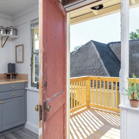 The Loft - Cozy Retreat in Historic Downtown
