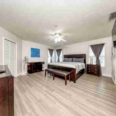 Relax in Style: 2/2 Condo with Sparkling Waterview and Easy Beach Access Rooms