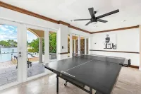 Hollywood Luxurious Waterfall 6 bedroom house . Incredible views