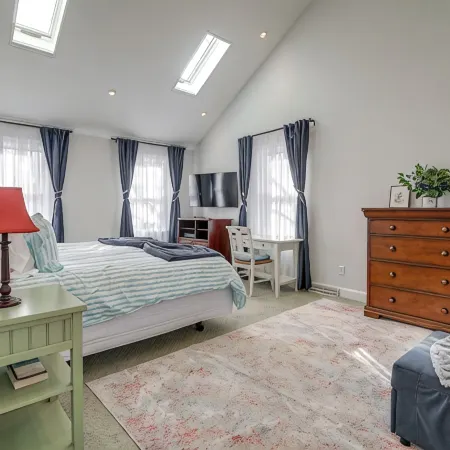 Spacious home for entertaining, centrally located to beach, ferry, and airport.