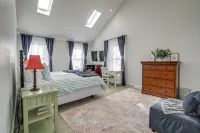 Spacious home for entertaining, centrally located to beach, ferry, and airport. - Swimmingpools