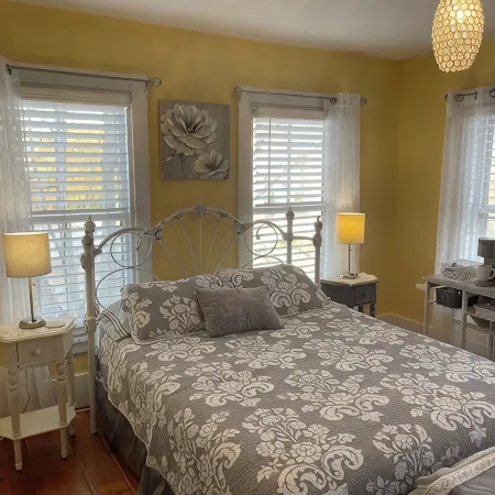 Glamour meets Country Guest Suite with Hot Tub!
