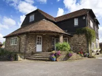 Magpies Lodge - Parking