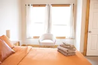 Charming 1-bedroom apartment in Jericho โรงแรมใน