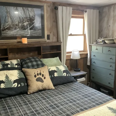 Cozy countryside cottage located on Crooked river in Naples Maine. Отели в г. Каско