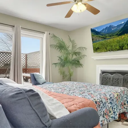 PROMO 10% WEEKLY AND 15% MONTHLY OFFNaperville/Aurora, King Bed, Fenced Yard!