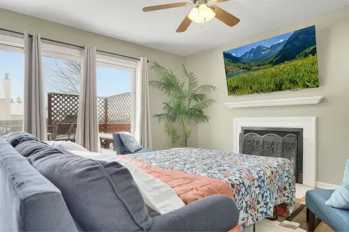 PROMO 10% WEEKLY AND 15% MONTHLY OFFNaperville/Aurora, King Bed, Fenced Yard!