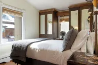 Ski-in/Ski-Out Penthouse 200ft to Gondola, Mountain Views, Fireplace & Balcony