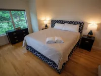 #5 Lakefront Hamlin Lake Retreat - Sleeps 10 Hotel a Hamlin Township