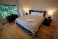 #5 Lakefront Hamlin Lake Retreat - Sleeps 10 - 4-Star