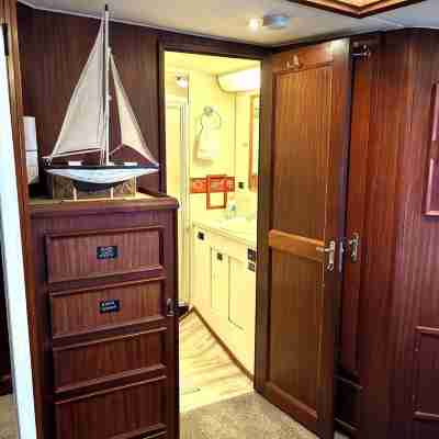 Sentient Waters: 63' Boat With Full Amenities & Sun Deck Rooms