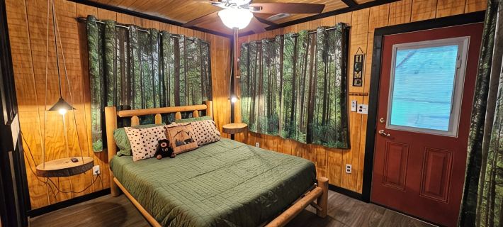 Authentic Cabin 5 Miles to Gsmnp & Cades Cove. Great Views. Easy Roads & Access Hotels in Blount County