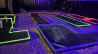 The Mini Golf Oasis king beds & Movie/Game room minutes to Fort Benning GA. - 4 stjerner