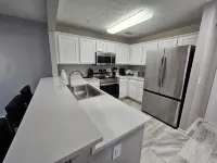 3 bed/3 bath condo close to everything!  1.5 miles from Jordan-Hare Stadium - บูติค