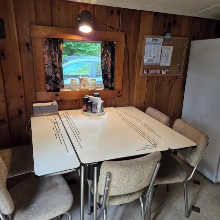 Cozy 2-bdrm, 3-season Adirondack cabin at tranquil Great Sacandaga Lake w/WiFi