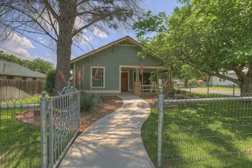 Charming Cottage-3 Mins to Downtown-Pet Friendly! - 3-Star