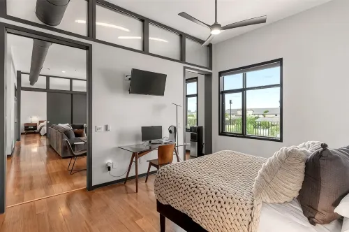 Modern Luxury West Des Moines Condo - Balkon