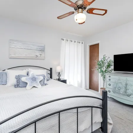 Charming 3-bedroom Pool House with WiFi and AC in Palm Bay