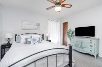 Charming 3-Bedroom Home with Newly Heated Pool and WiFi in Palm Bay - Homestays