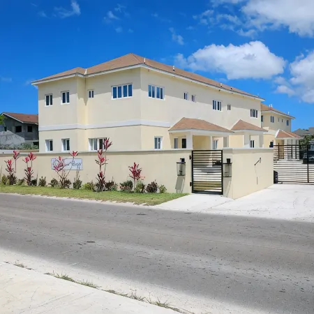 Townhouse w/Pool Near Beach, Airport & Supermarket
