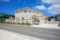 Townhouse w/Pool Near Beach, Airport & Supermarket - 3성급