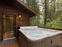 Modern Cabin | New Hot Tub · Sauna · EV Charger Hotels in Glacier