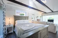 Bright & open private home, close to beach. Renovated clean and pet friendly! - WiFi