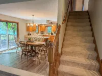Spacious, modern lake-front vacation home/ scrapbooking/quilting retreat