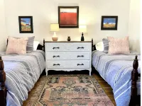 Creekside home with hot tub within 30 mins to Asheville - Wifi