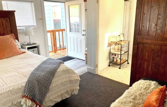 Stylish & Bright , King Bed, Downtown Oasis
